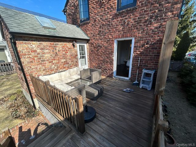 17 Cottonwood Road, Port Washington, NY 11050