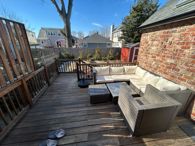 17 Cottonwood Road, Port Washington, NY 11050