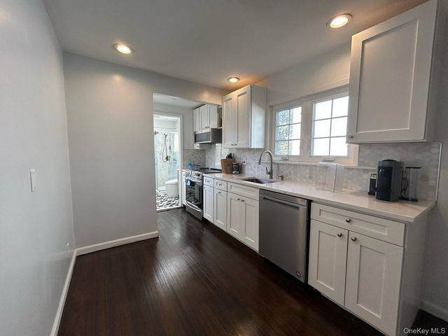 17 Cottonwood Road, Port Washington, NY 11050