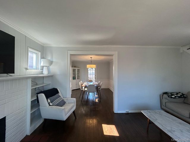 17 Cottonwood Road, Port Washington, NY 11050