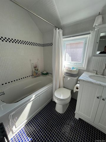 17 Cottonwood Road, Port Washington, NY 11050