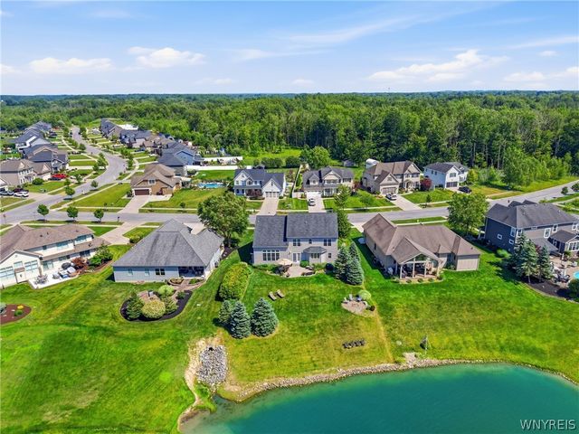 6 Parliament Lane, Lancaster, NY 14086