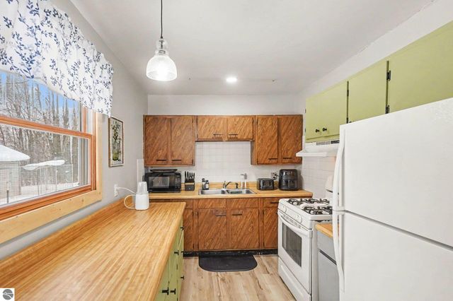 11387 210th Avenue, Leroy, MI 49655