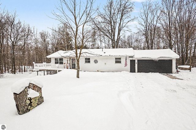 11387 210th Avenue, Leroy, MI 49655