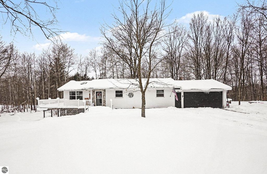 11387 210th Avenue, Leroy, MI 49655