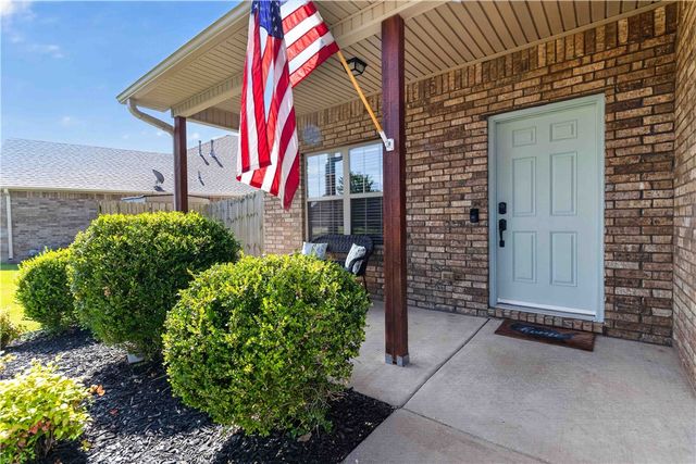 2704 Whispering Woods Court, Lowell, AR 72745