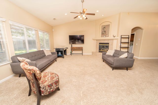 1961 Stagecoach Place, Tulare, CA 93274