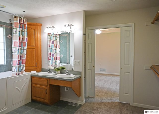 2005 Hedgeapple Circle, Plattsmouth, NE 68048
