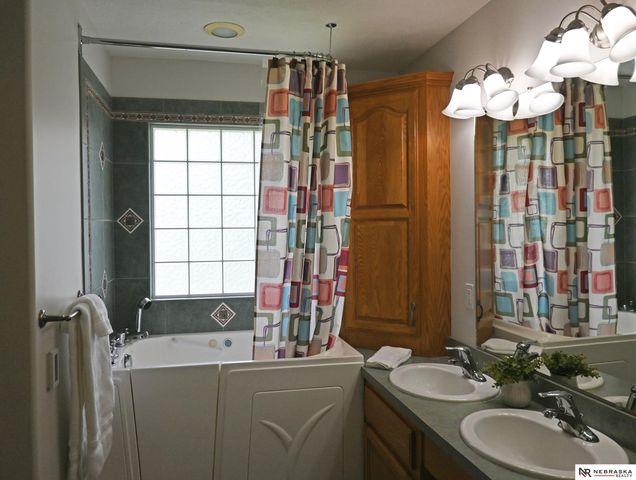 2005 Hedgeapple Circle, Plattsmouth, NE 68048