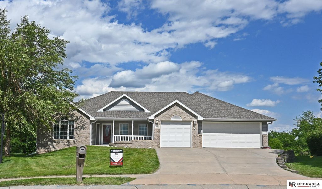 2005 Hedgeapple Circle, Plattsmouth, NE 68048