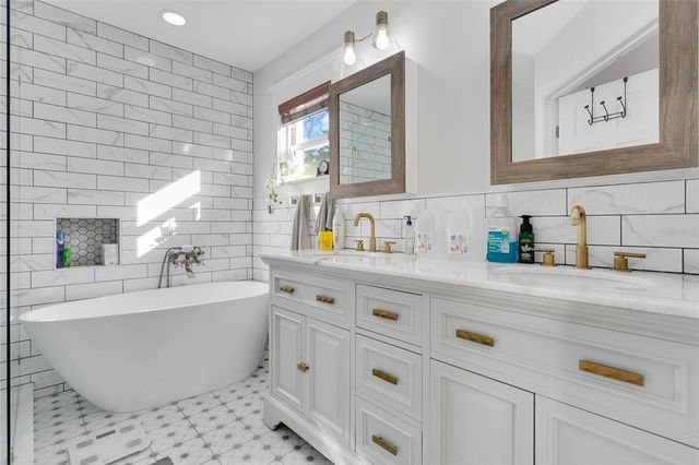 2704 MENDELIN STREET, Apopka, FL 32703