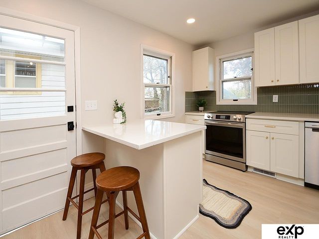 918 S 38th Street, Omaha, NE 68105