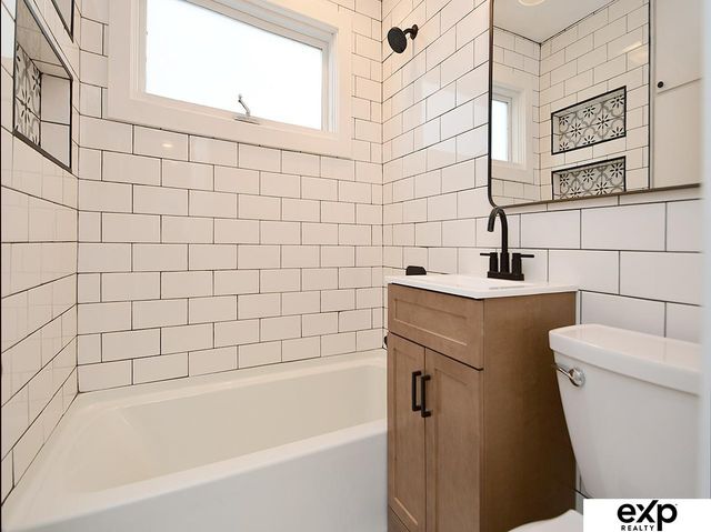 918 S 38th Street, Omaha, NE 68105