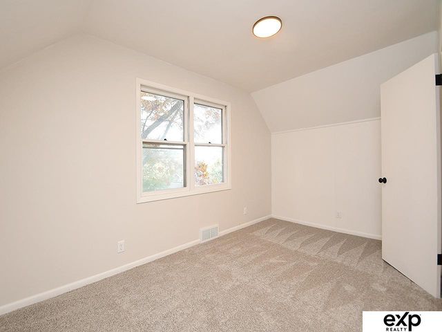 918 S 38th Street, Omaha, NE 68105