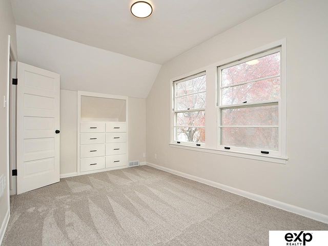 918 S 38th Street, Omaha, NE 68105