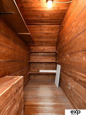 918 S 38th Street, Omaha, NE 68105