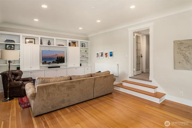 2403 11th Avenue W, Seattle, WA 98119