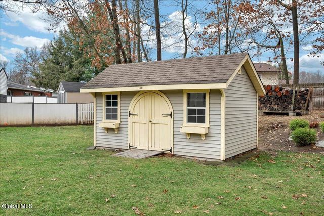 8 Inverness Lane, Clifton Park, NY 12065