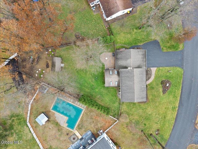 8 Inverness Lane, Clifton Park, NY 12065