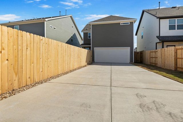 104 Woodrow LN, Liberty Hill, TX 78642