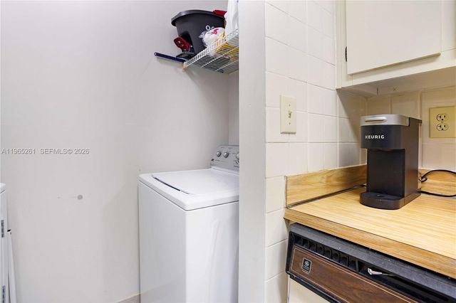 927 NE 199th St 104, Miami, FL 33179