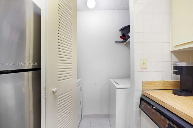 927 NE 199th St 104, Miami, FL 33179