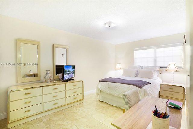 927 NE 199th St 104, Miami, FL 33179