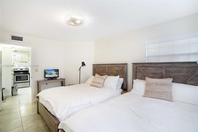 927 NE 199th St 104, Miami, FL 33179