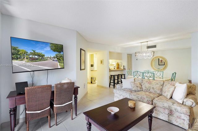 927 NE 199th St 104, Miami, FL 33179