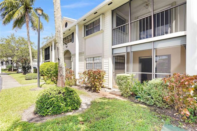 927 NE 199th St 104, Miami, FL 33179