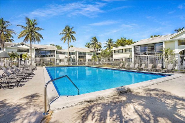 927 NE 199th St 104, Miami, FL 33179