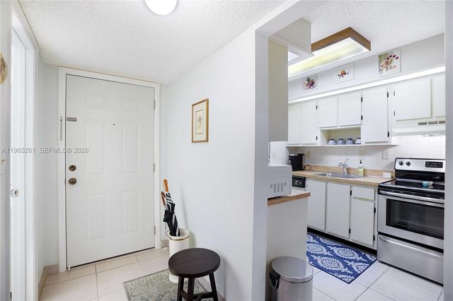 927 NE 199th St 104, Miami, FL 33179