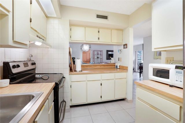 927 NE 199th St 104, Miami, FL 33179