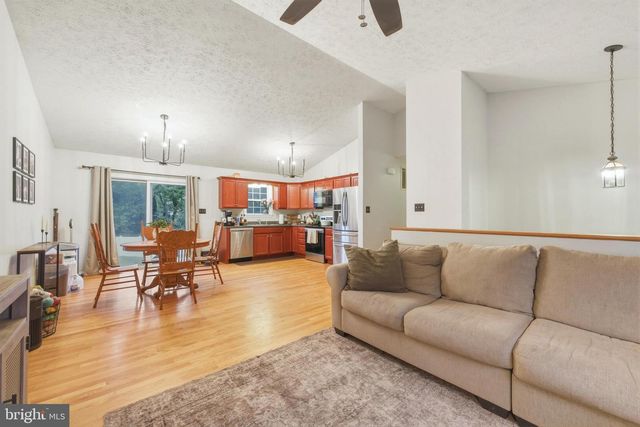 658 W KING ST, Strasburg, VA 22657