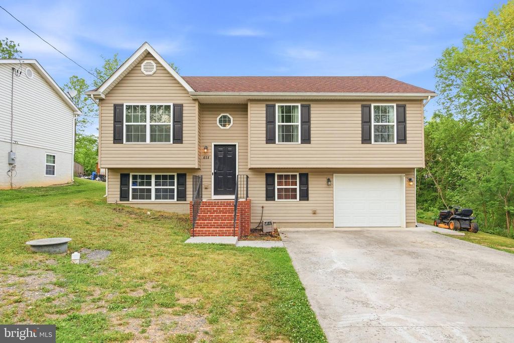 658 W KING ST, Strasburg, VA 22657
