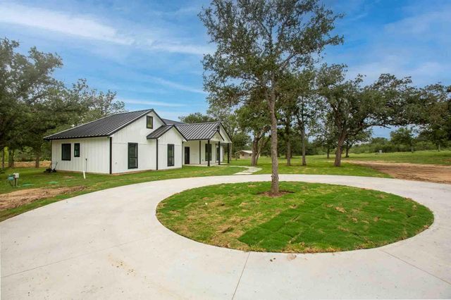 337 Smitty LN, Lockhart, TX 78644