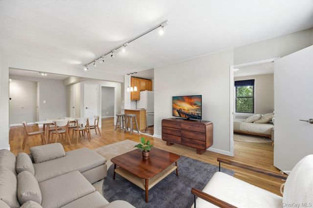 25-34 Crescent Street 2K, Astoria, NY 11102