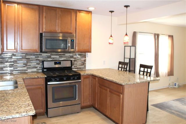 2911 Oakwood Drive, Cuyahoga Falls, OH 44221