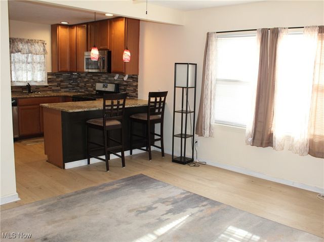 2911 Oakwood Drive, Cuyahoga Falls, OH 44221