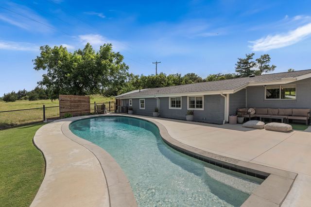 1613 S Cliff Street, Decatur, TX 76234