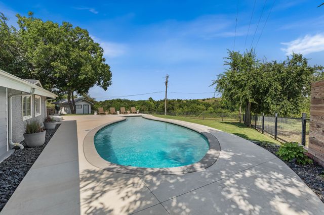 1613 S Cliff Street, Decatur, TX 76234