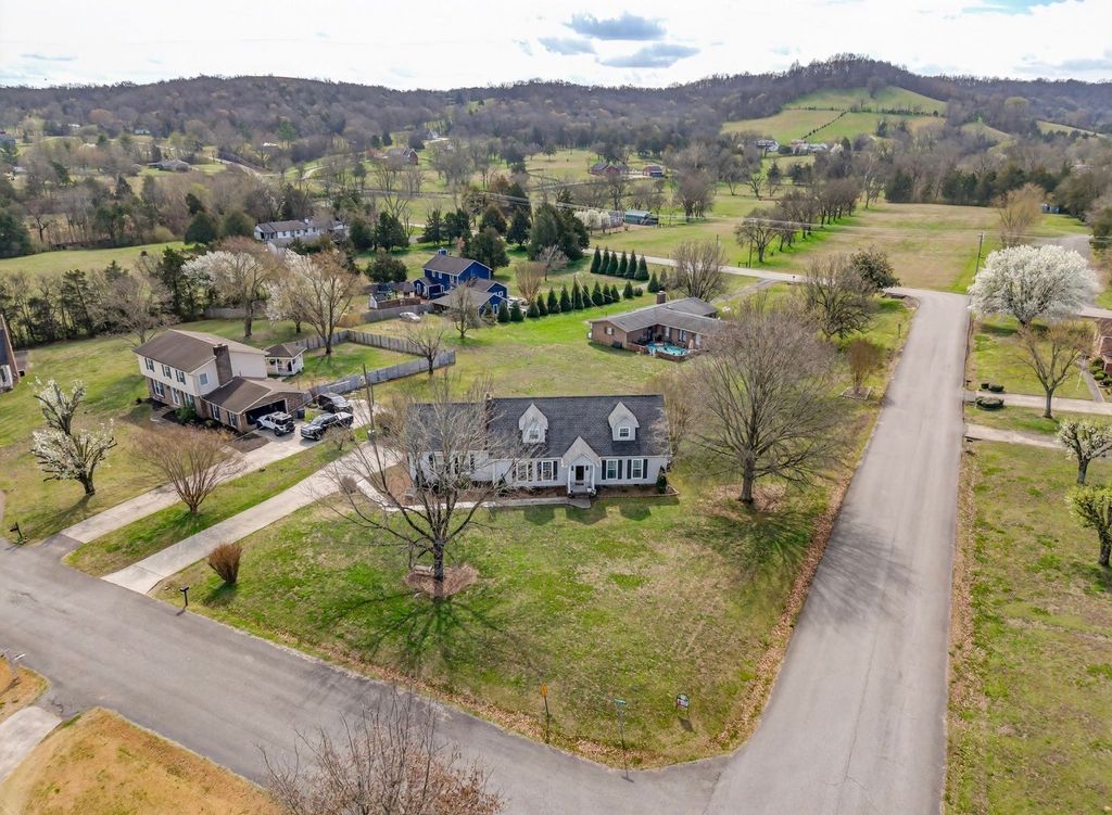 201 Chadwick Dr, Fayetteville, TN 37334