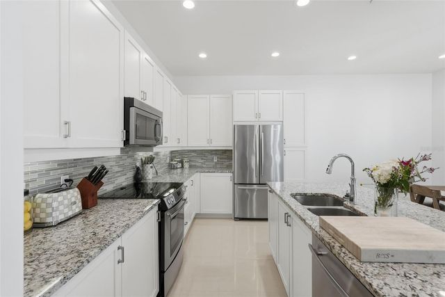 1325 SNELL ISLE BOULEVARD NE 105, St Petersburg, FL 33704