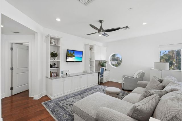 1325 SNELL ISLE BOULEVARD NE 105, St Petersburg, FL 33704