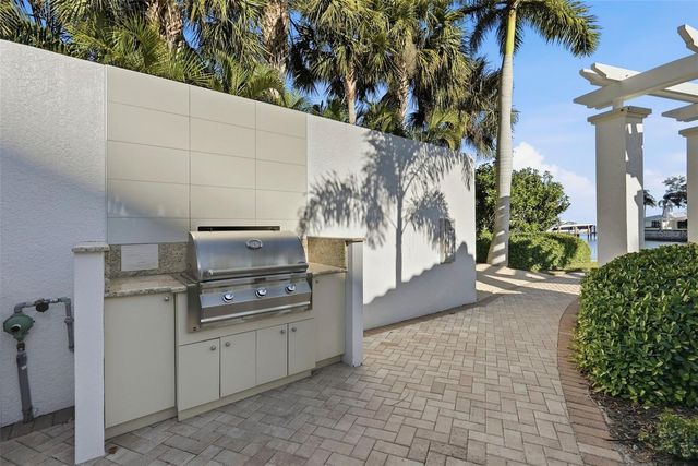 1325 SNELL ISLE BOULEVARD NE 105, St Petersburg, FL 33704