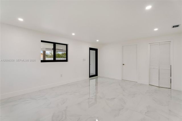 851 W 35th St, Hialeah, FL 33012