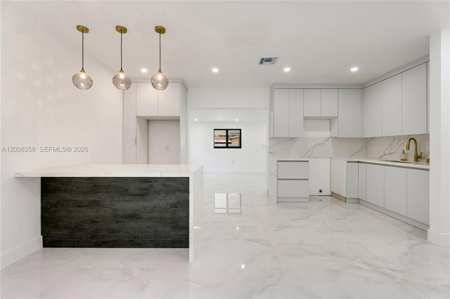 851 W 35th St, Hialeah, FL 33012