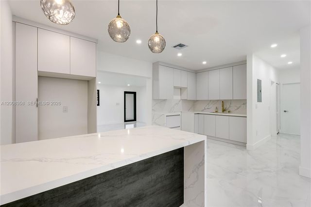 851 W 35th St, Hialeah, FL 33012