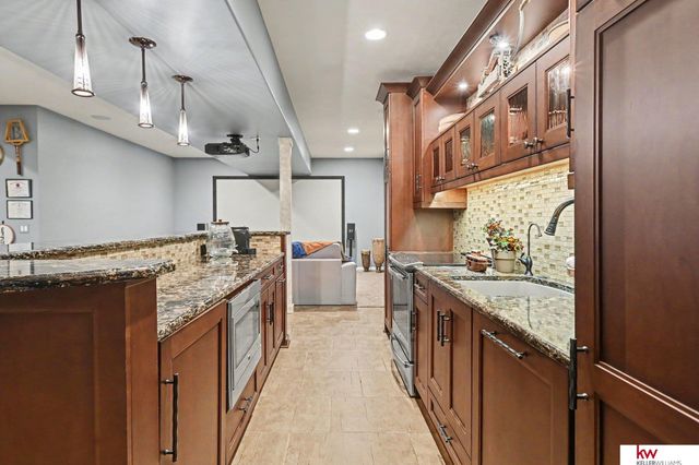 17219 Howard Plaza, Omaha, NE 68118