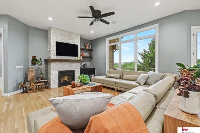 17219 Howard Plaza, Omaha, NE 68118